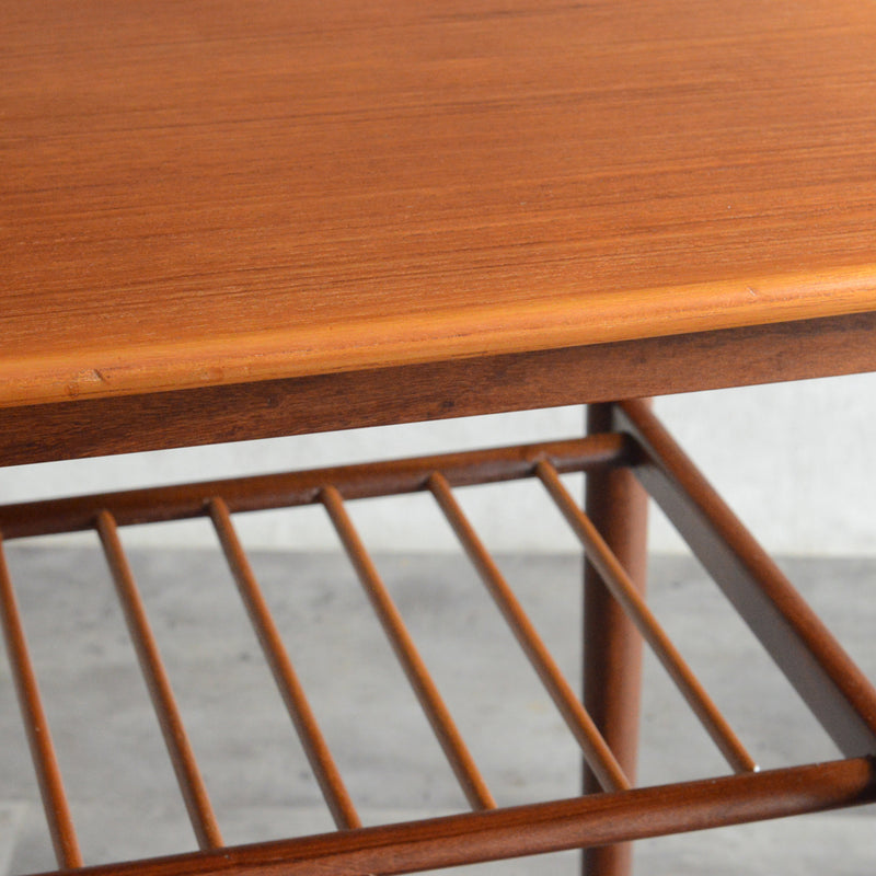 デンマークヴィンテージ　チーク サイドテーブル(ラダー棚付き）D-３