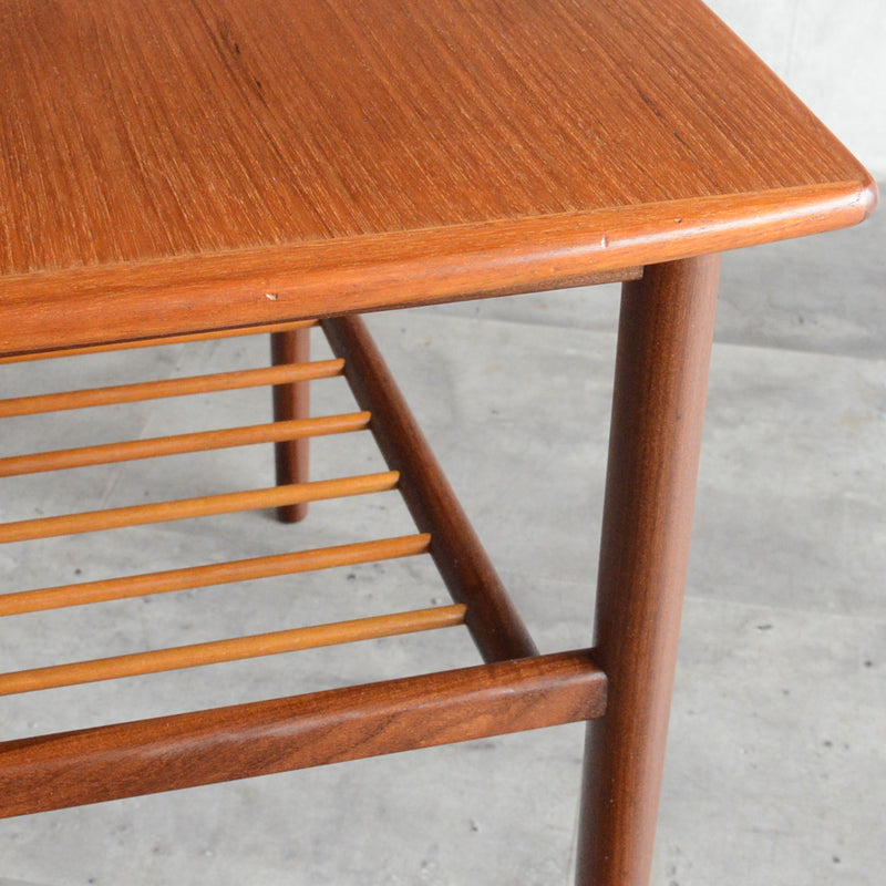 デンマークヴィンテージ　チーク サイドテーブル(ラダー棚付き）D-３
