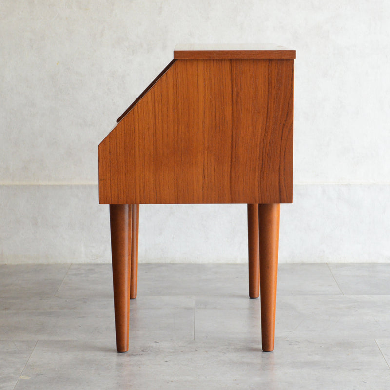 スウェーデンヴィンテージ　チーク スモールチェスト/サイドテーブルP-3