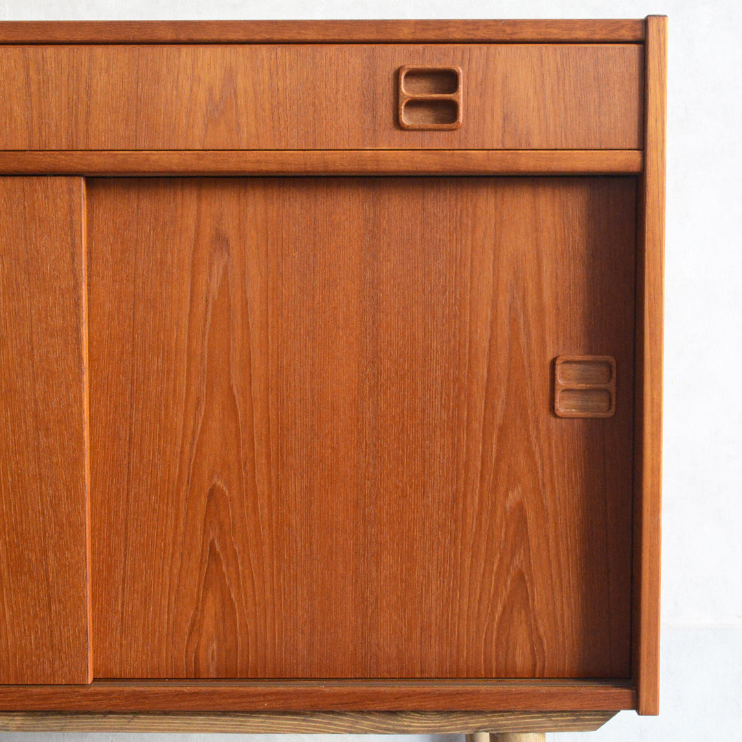 デンマークヴィンテージ 　抽斗付 チークキャビネット  5-152