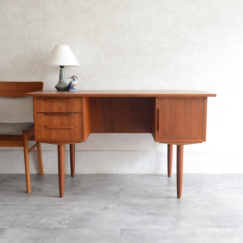 デンマーク ヴィンテージ チークデスク（鍵付） P-10