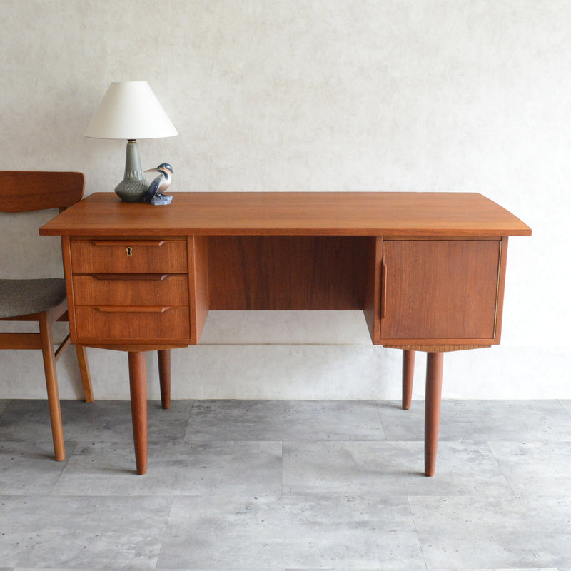 デンマーク ヴィンテージ チークデスク（鍵付） P-10
