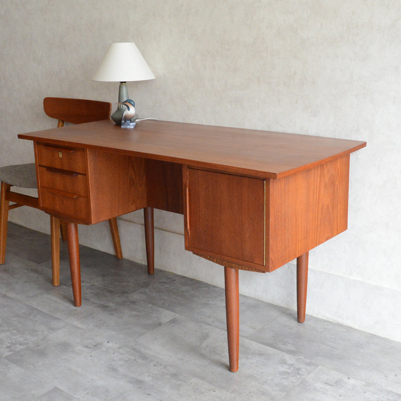 デンマーク ヴィンテージ チークデスク（鍵付） P-10