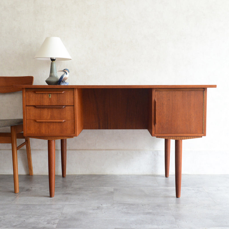 デンマーク ヴィンテージ チークデスク（鍵付） P-10