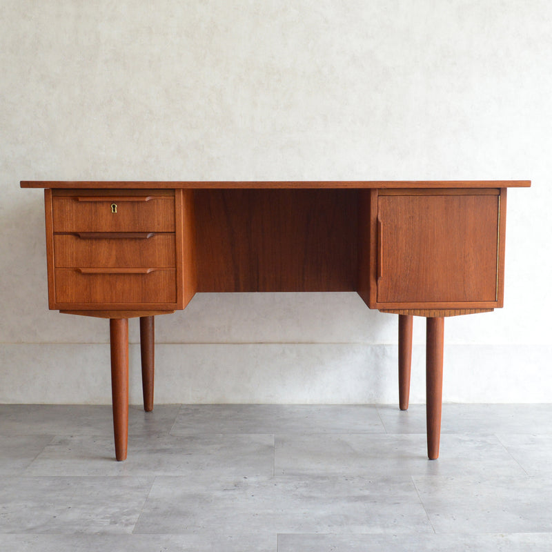 デンマーク ヴィンテージ チークデスク（鍵付） P-10
