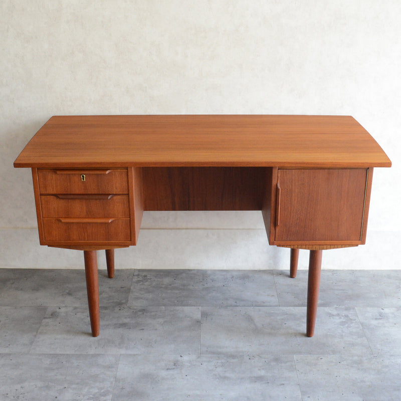 デンマーク ヴィンテージ チークデスク（鍵付） P-10