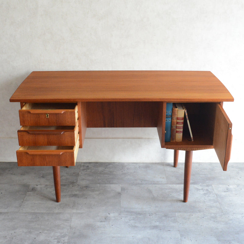 デンマーク ヴィンテージ チークデスク（鍵付） P-10