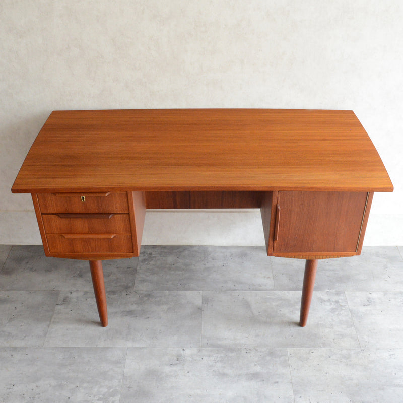 デンマーク ヴィンテージ チークデスク（鍵付） P-10