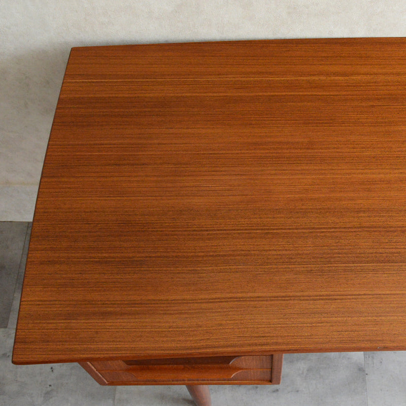 デンマーク ヴィンテージ チークデスク（鍵付） P-10