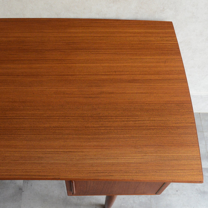 デンマーク ヴィンテージ チークデスク（鍵付） P-10