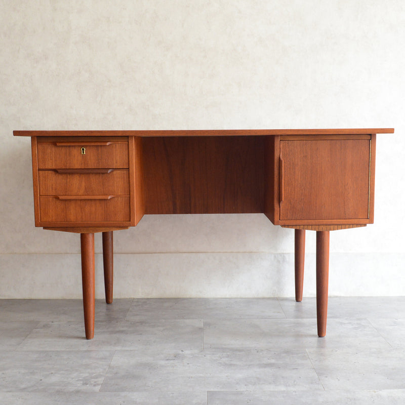 デンマーク ヴィンテージ チークデスク（鍵付） P-10