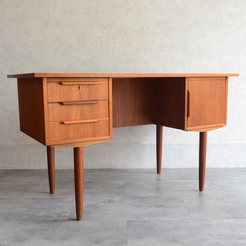 デンマーク ヴィンテージ チークデスク（鍵付） P-10