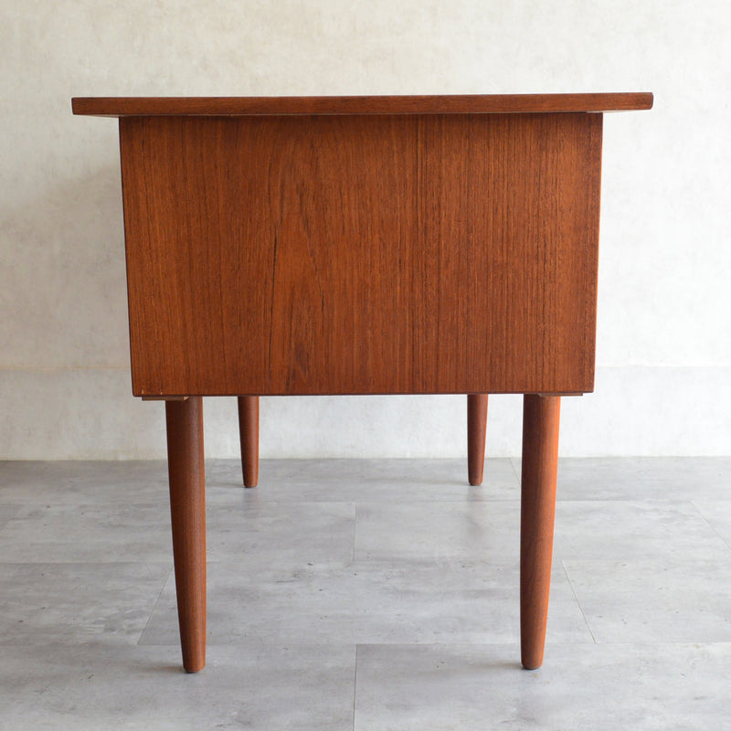 デンマーク ヴィンテージ チークデスク（鍵付） P-10