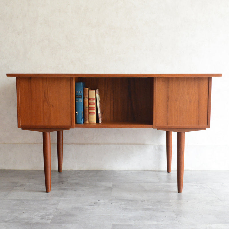 デンマーク ヴィンテージ チークデスク（鍵付） P-10
