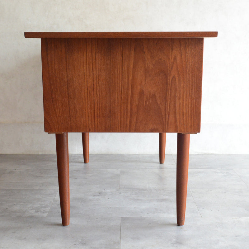 デンマーク ヴィンテージ チークデスク（鍵付） P-10