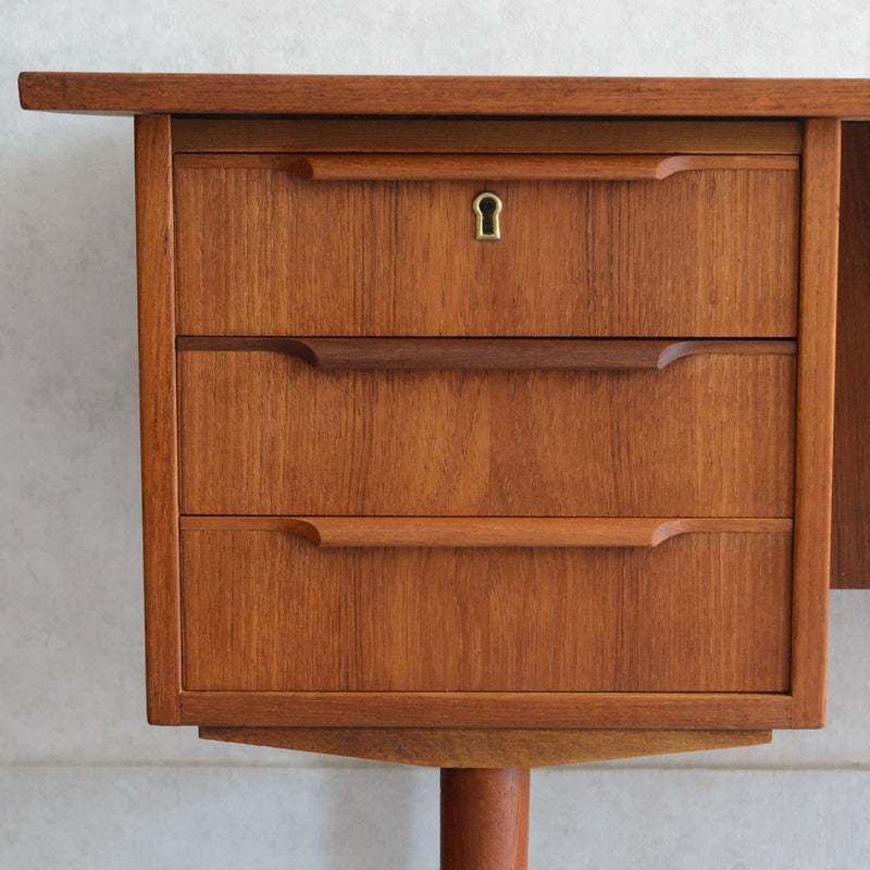 デンマーク ヴィンテージ チークデスク（鍵付） P-10