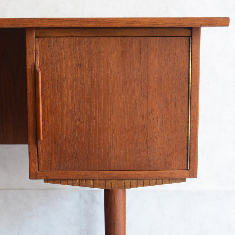 デンマーク ヴィンテージ チークデスク（鍵付） P-10