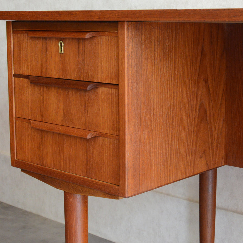 デンマーク ヴィンテージ チークデスク（鍵付） P-10