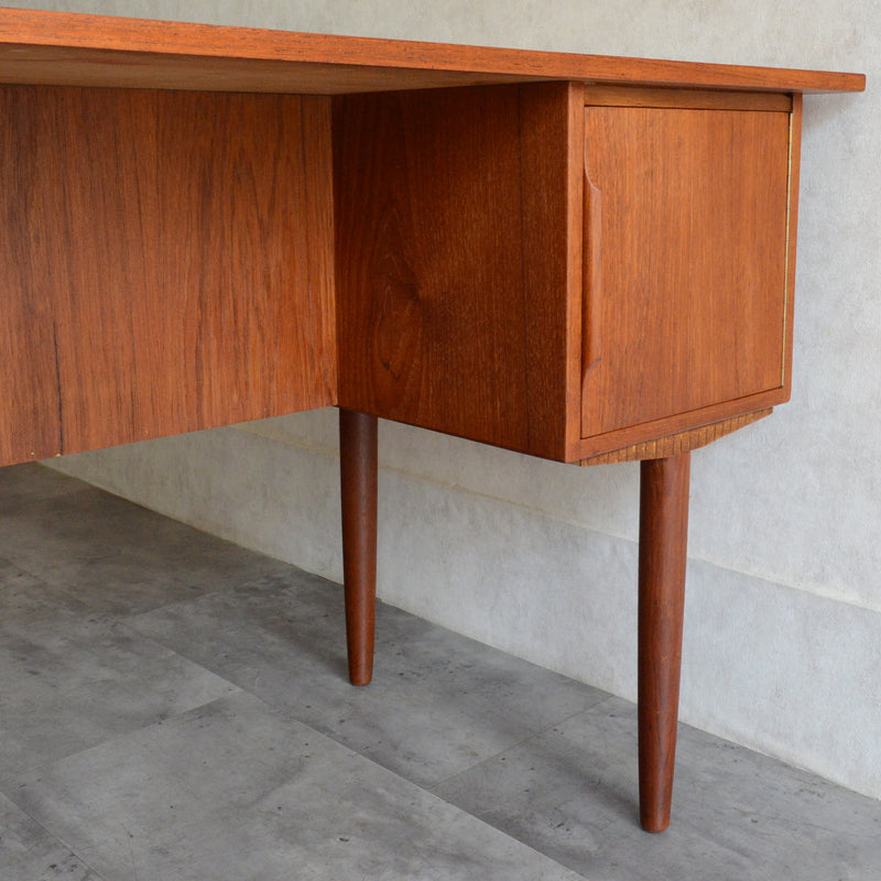 デンマーク ヴィンテージ チークデスク（鍵付） P-10