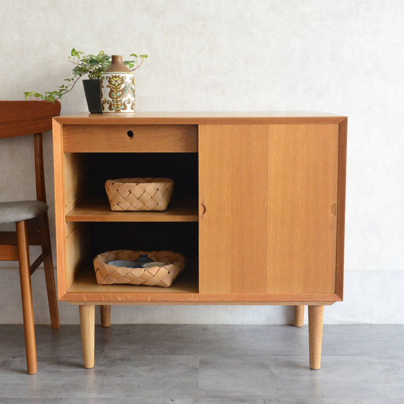 Poul Cadovius デンマーク オークキャビネット (抽斗付）5-134