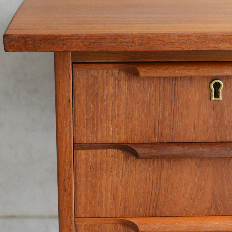 デンマーク ヴィンテージ チークデスク（鍵付） P-10