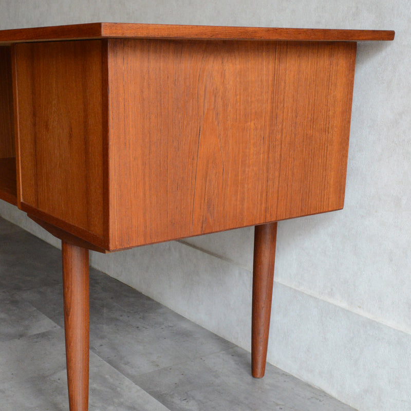 デンマーク ヴィンテージ チークデスク（鍵付） P-10