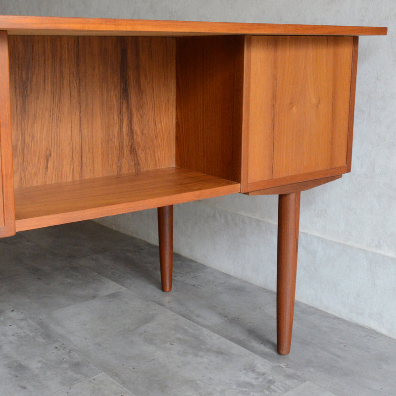 デンマーク ヴィンテージ チークデスク（鍵付） P-10