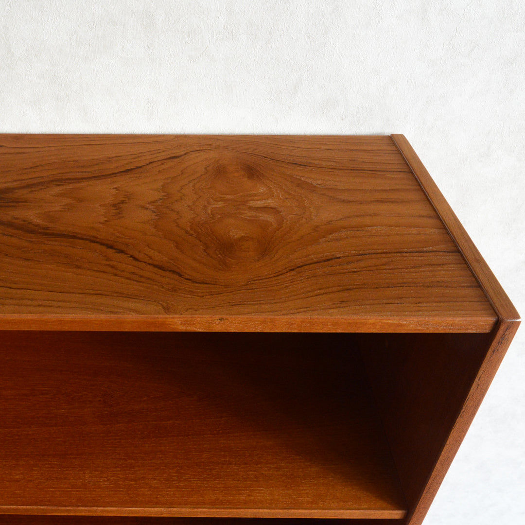 デンマーク ヴィンテージ チークブックシェルフ 8-37（フラップ扉）