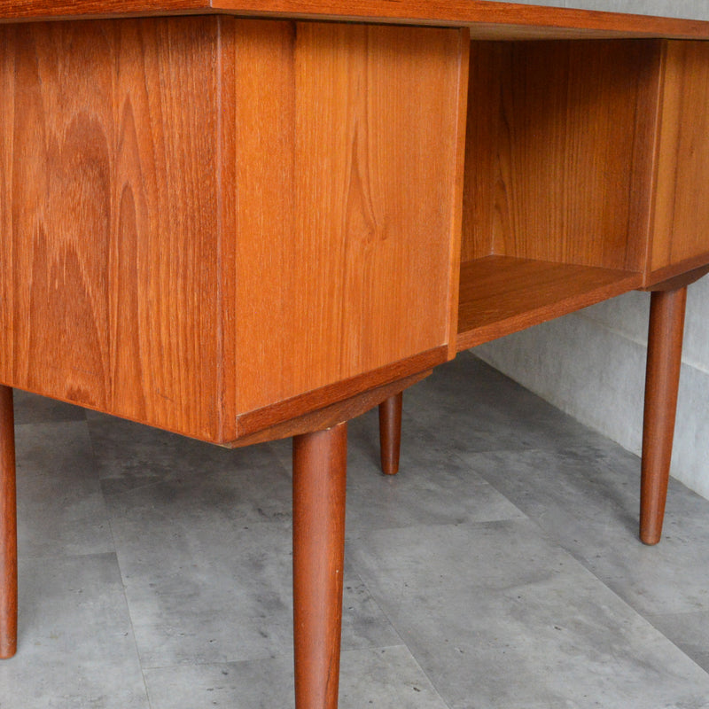 デンマーク ヴィンテージ チークデスク（鍵付） P-10
