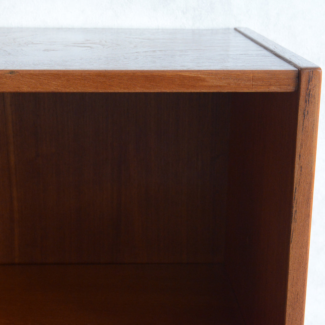 デンマーク ヴィンテージ チークブックシェルフ 8-37（フラップ扉）