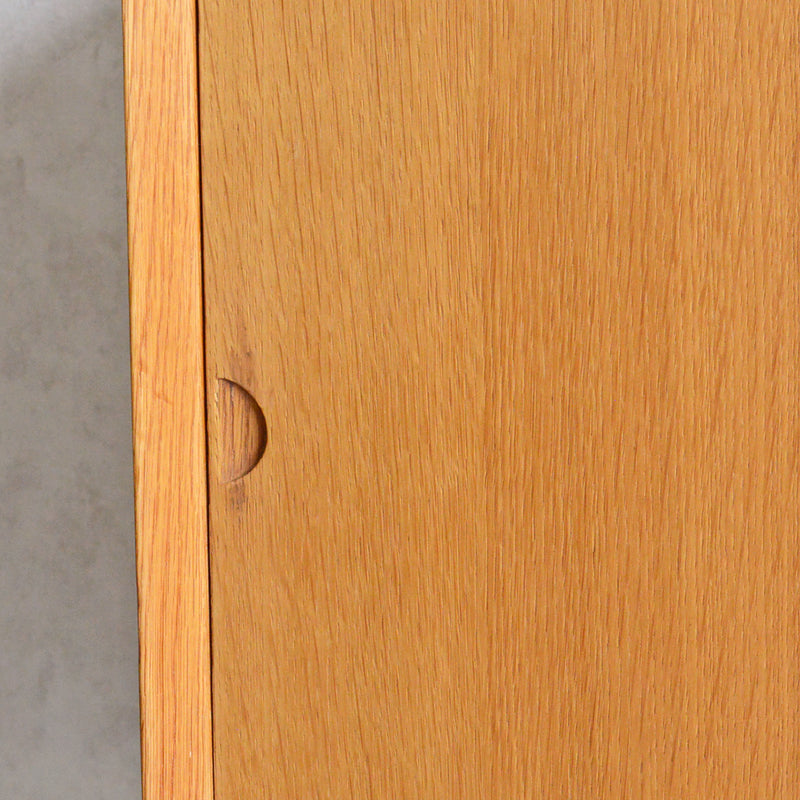 Poul Cadovius デンマーク オークキャビネット (抽斗付）5-134