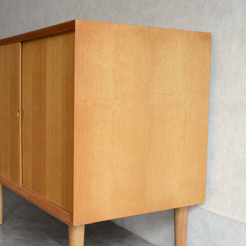 Poul Cadovius デンマーク オークキャビネット (抽斗付）5-134