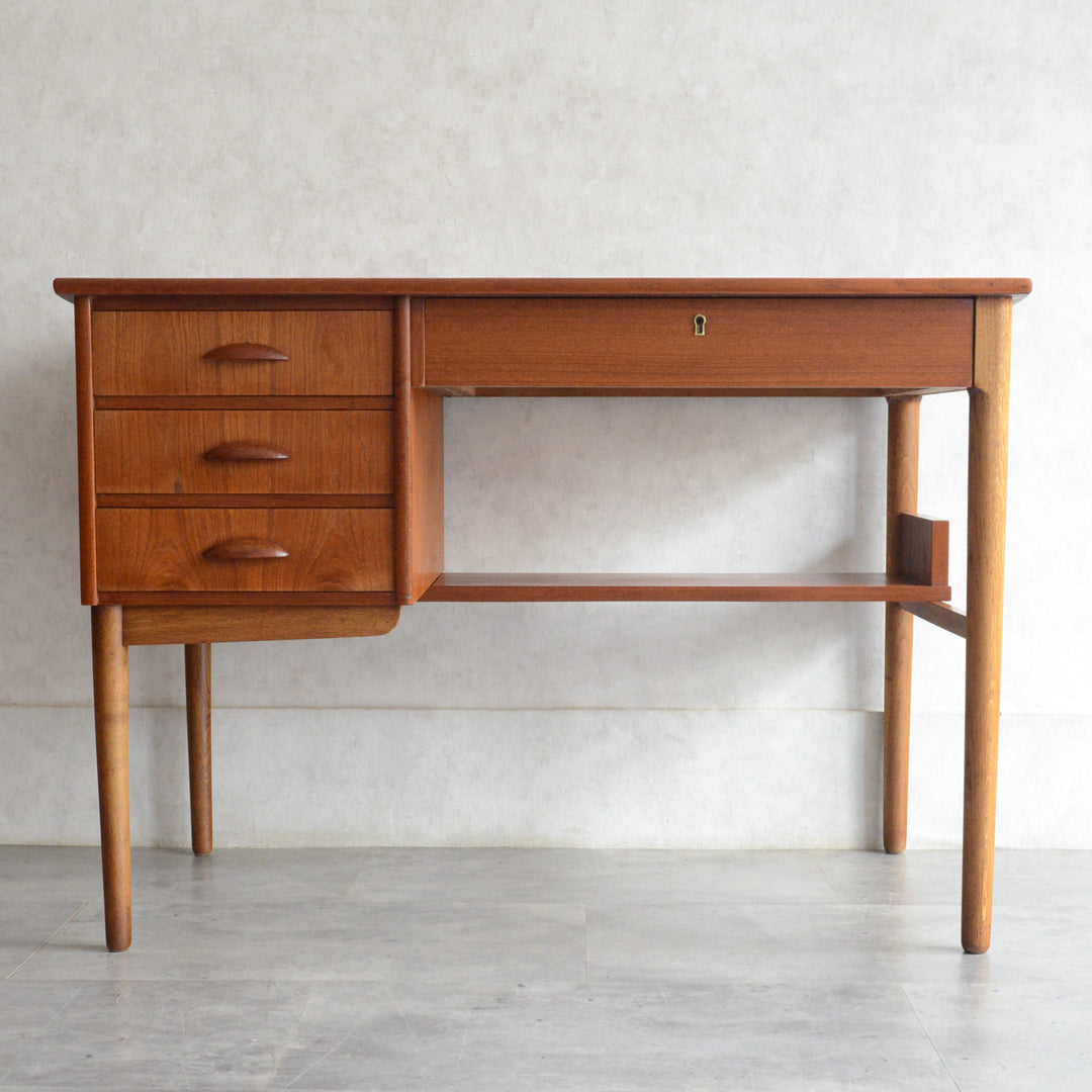 デンマークヴィンテージ　デスク (鍵付）5-167