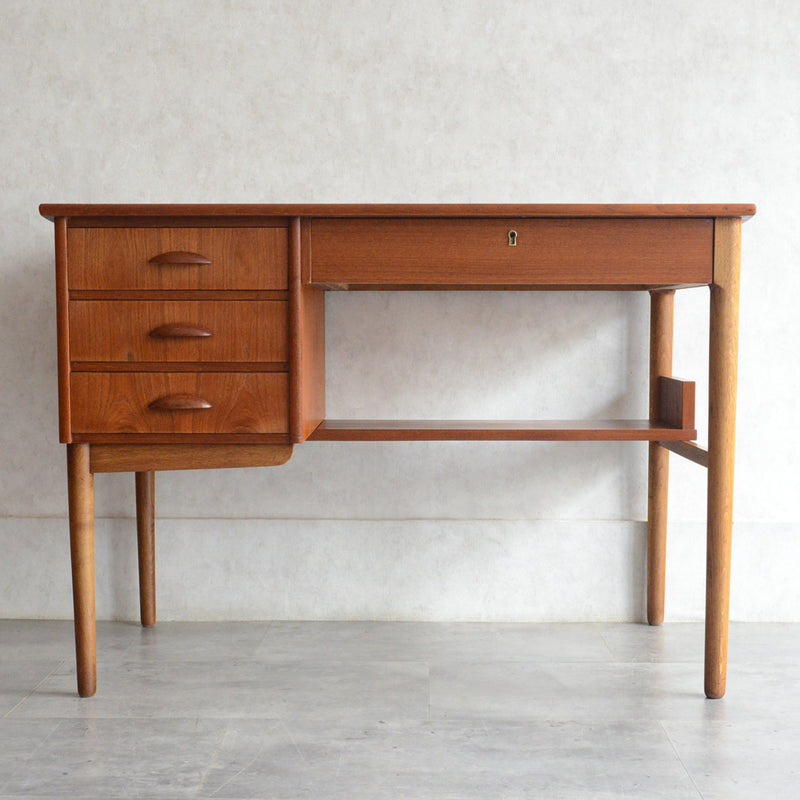 デンマークヴィンテージ　デスク (鍵付）5-167