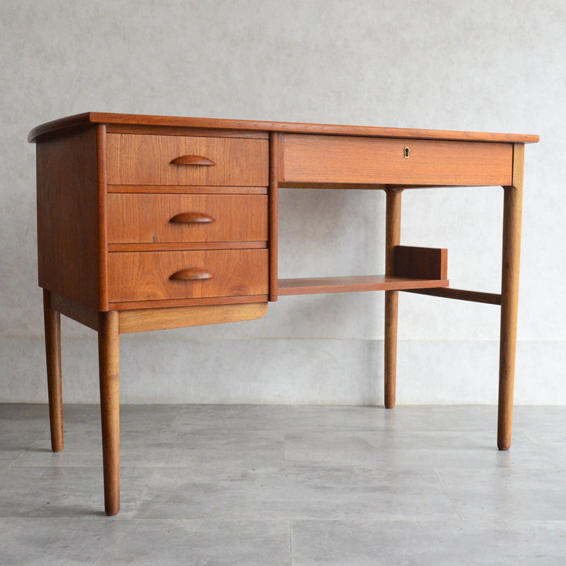 デンマークヴィンテージ　デスク (鍵付）5-167