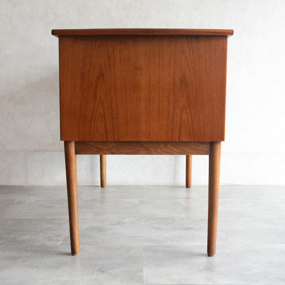 デンマークヴィンテージ　デスク (鍵付）5-167