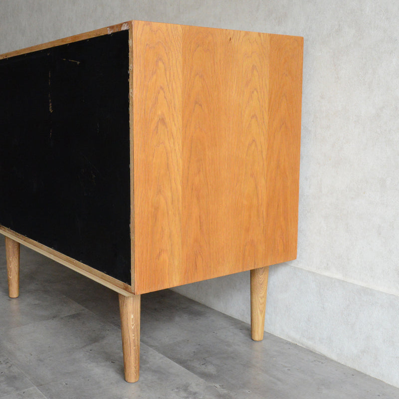 Poul Cadovius デンマーク オークキャビネット (抽斗付）5-134