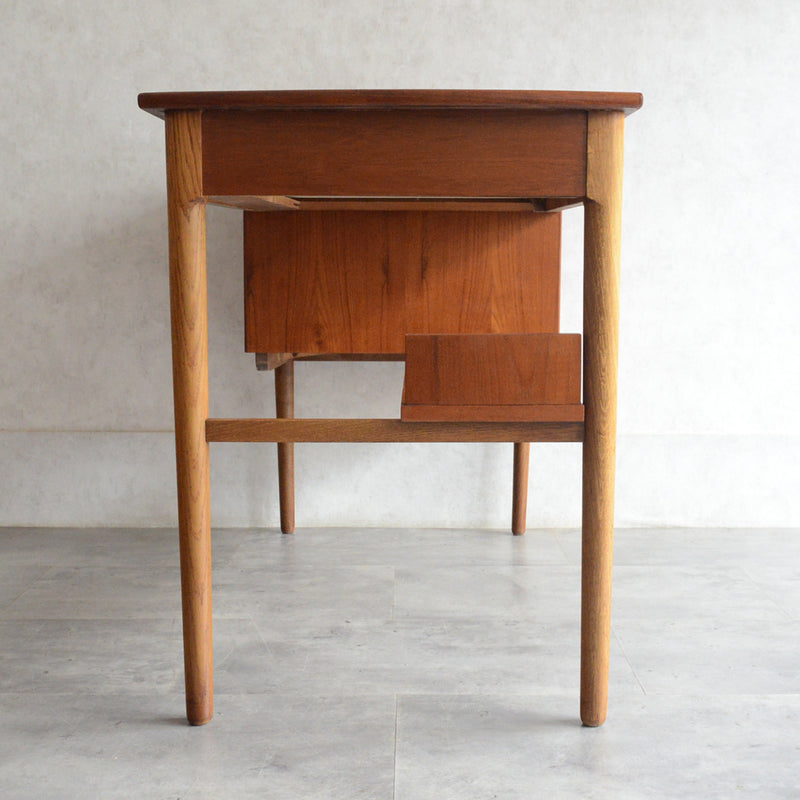 デンマークヴィンテージ　デスク (鍵付）5-167