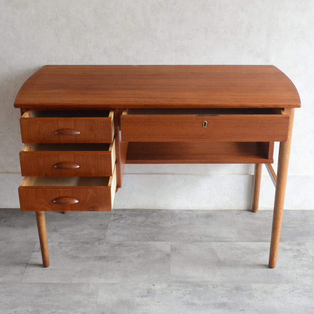 デンマークヴィンテージ　デスク (鍵付）5-167