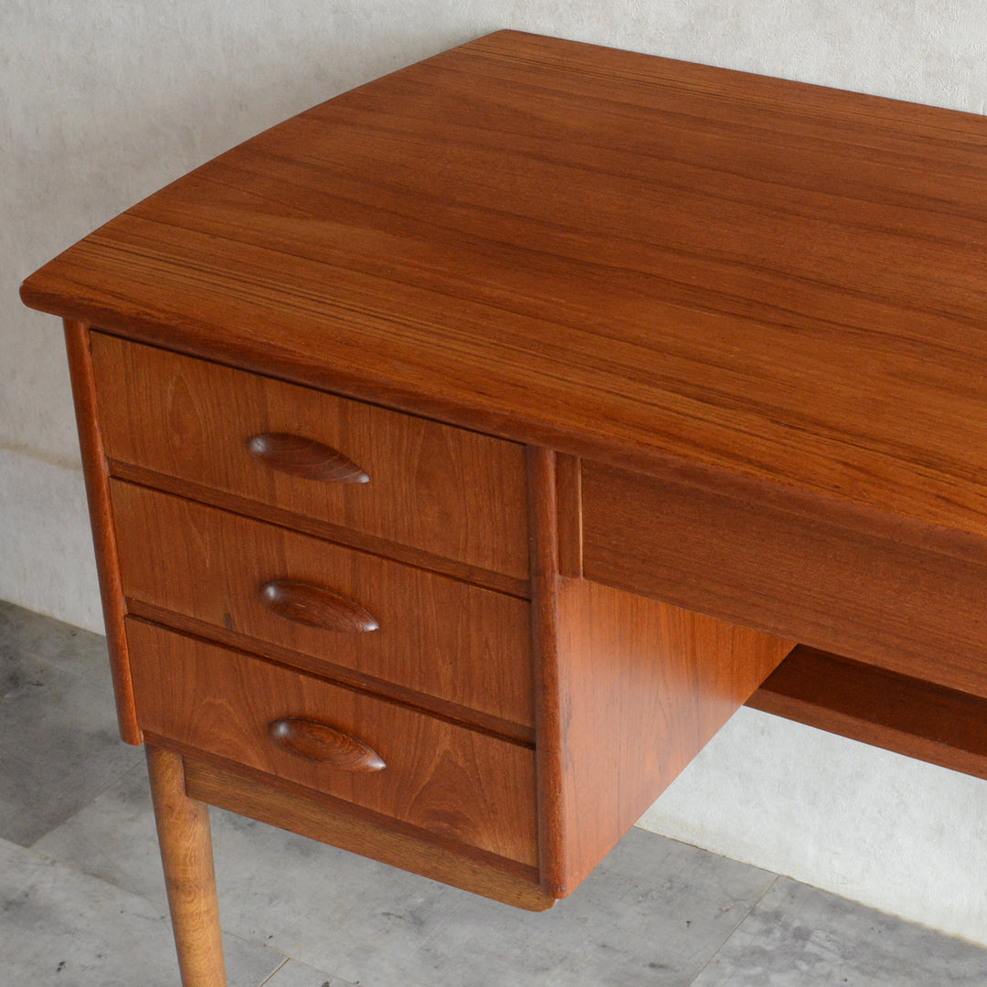 デンマークヴィンテージ　デスク (鍵付）5-167