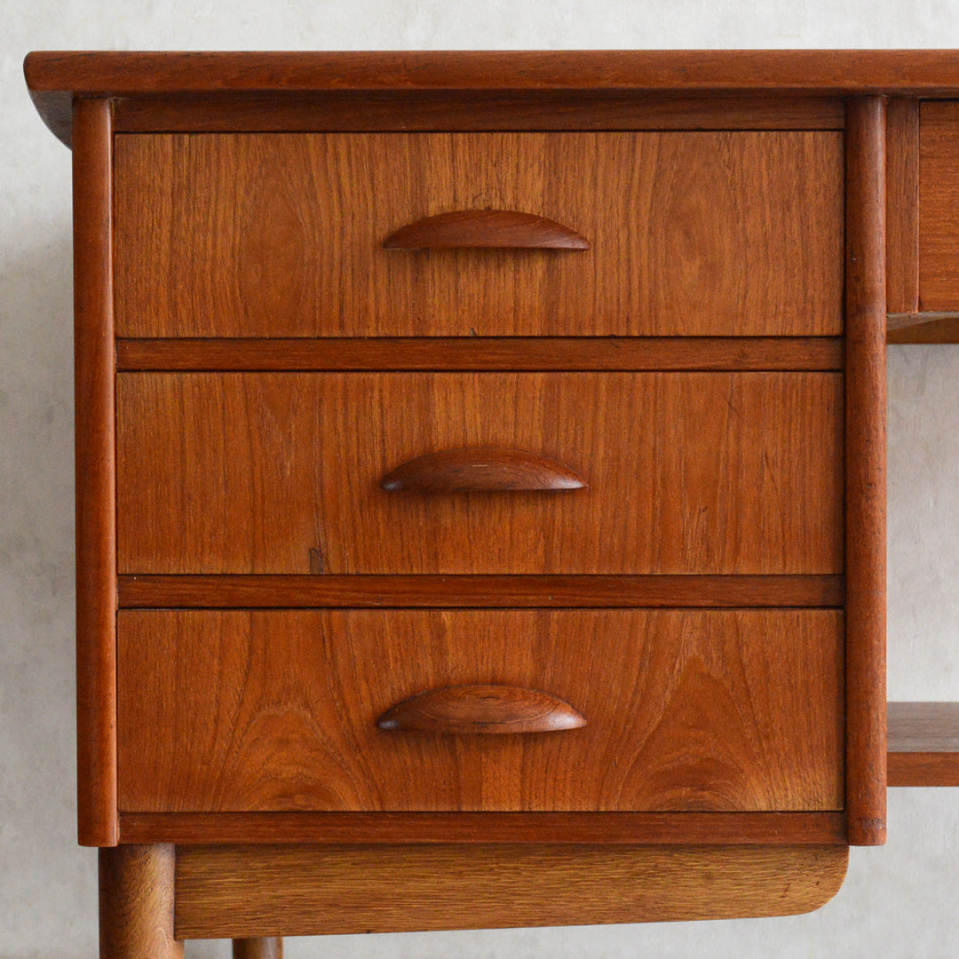 デンマークヴィンテージ　デスク (鍵付）5-167