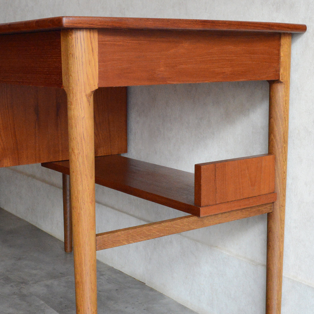 デンマークヴィンテージ　デスク (鍵付）5-167