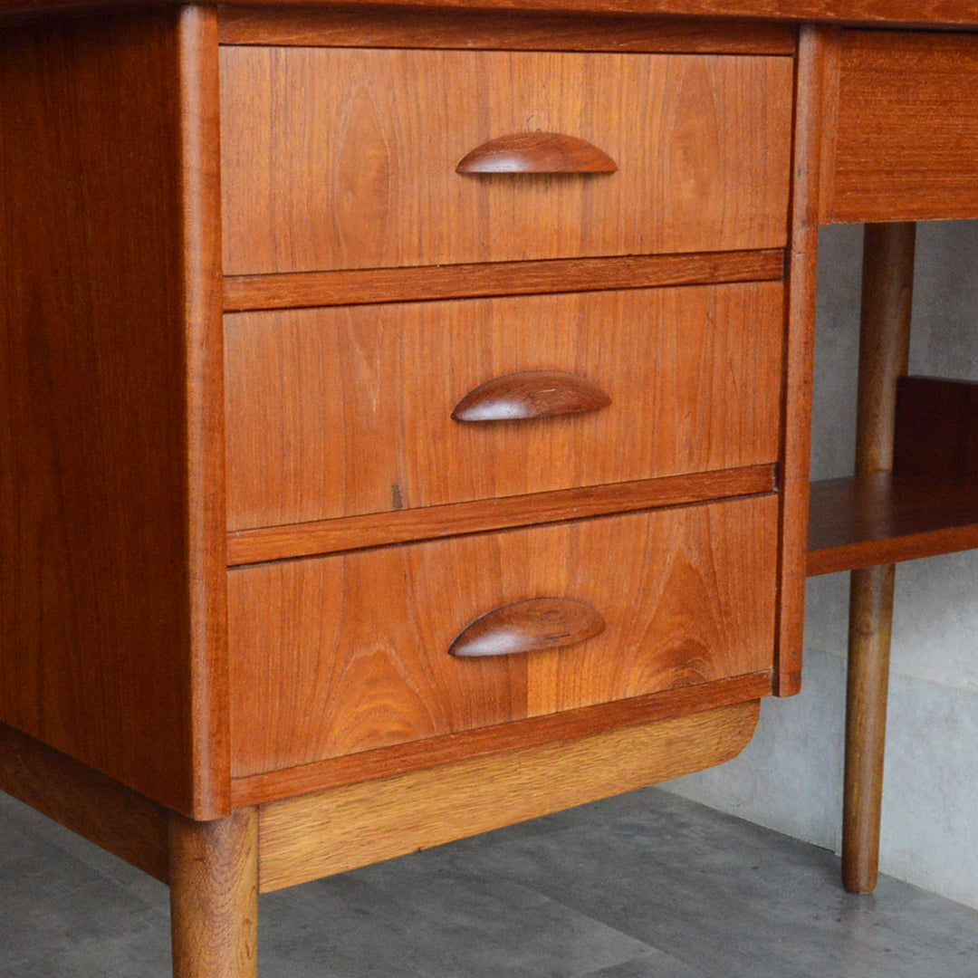 デンマークヴィンテージ　デスク (鍵付）5-167