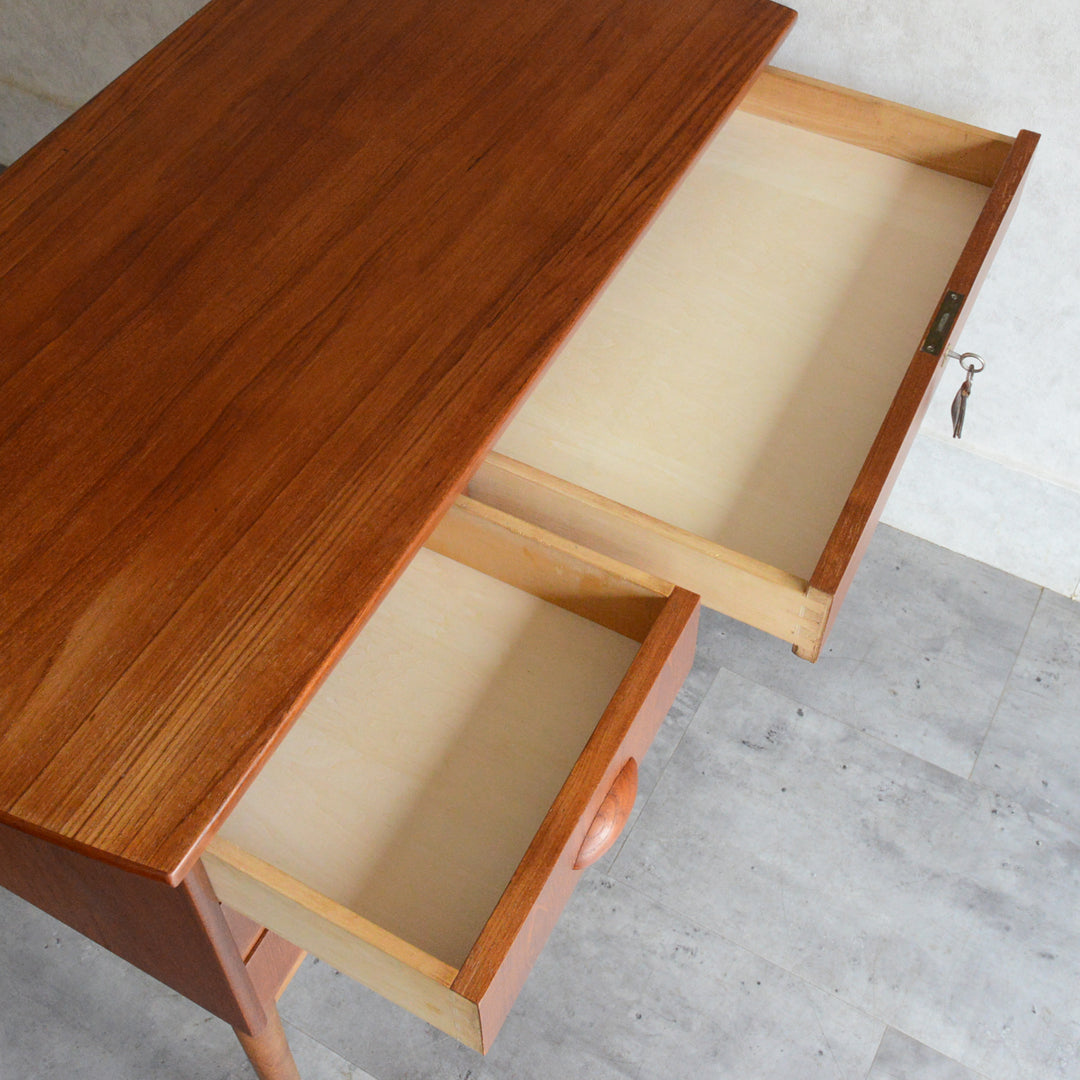 デンマークヴィンテージ　デスク (鍵付）5-167