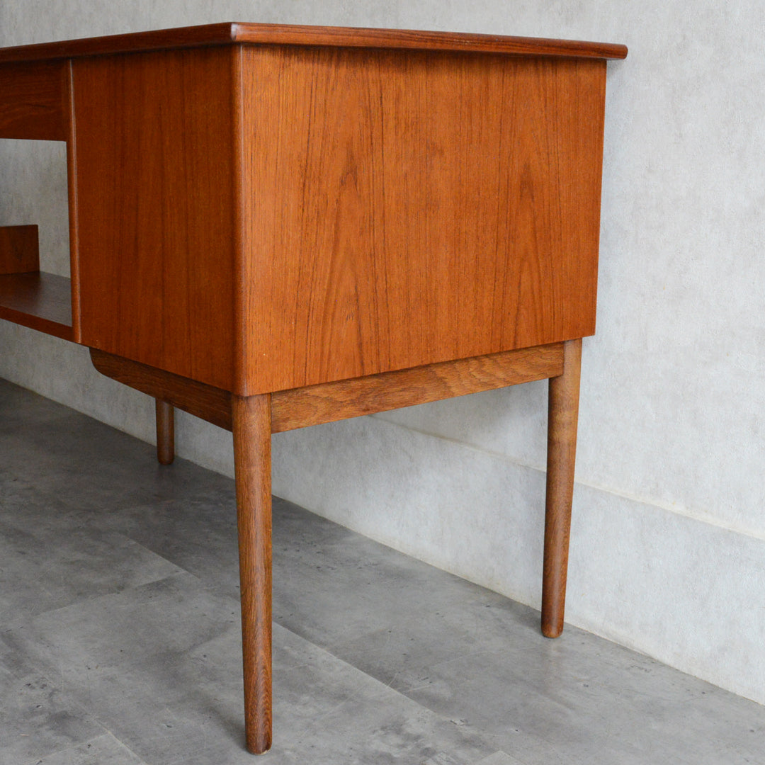 デンマークヴィンテージ　デスク (鍵付）5-167