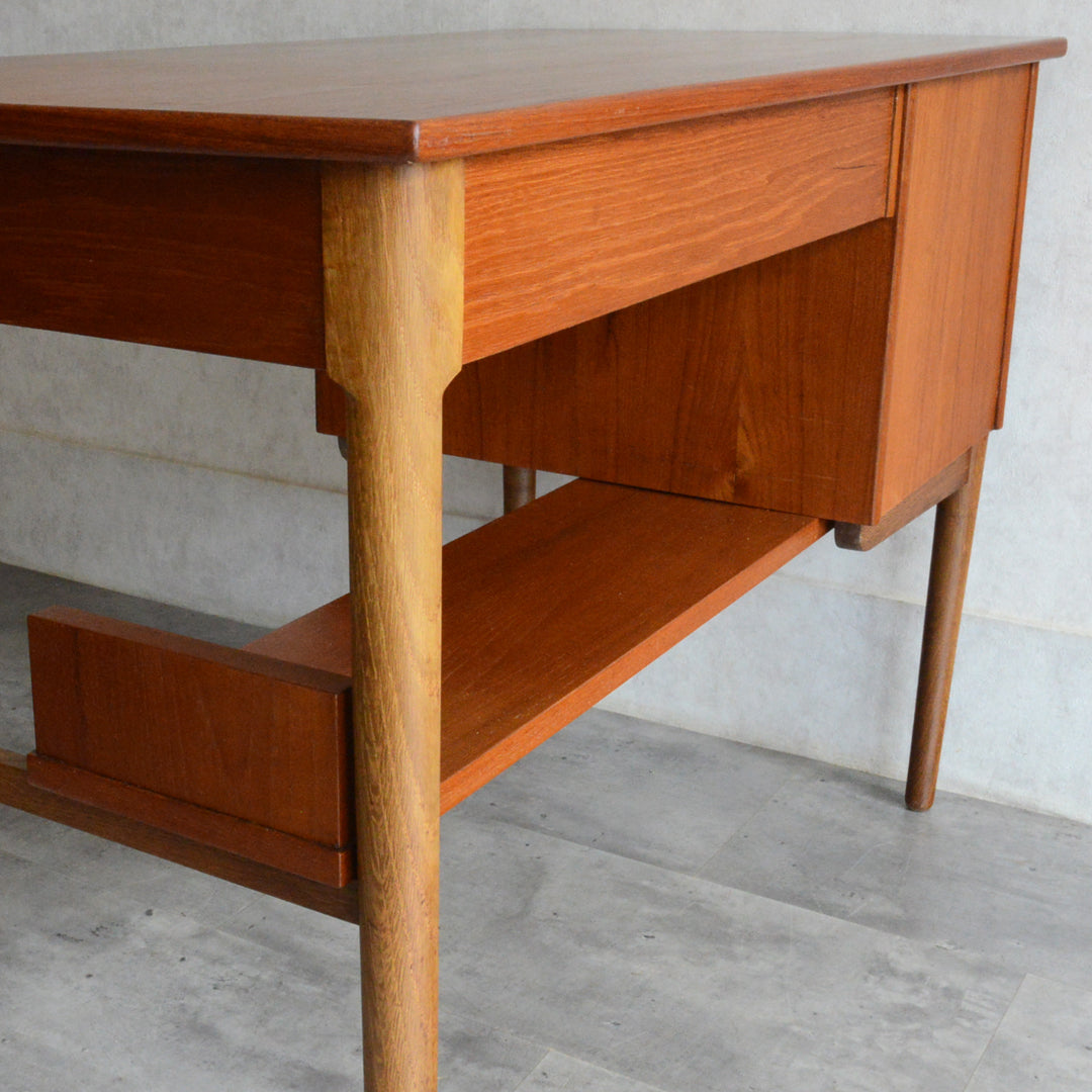 デンマークヴィンテージ　デスク (鍵付）5-167