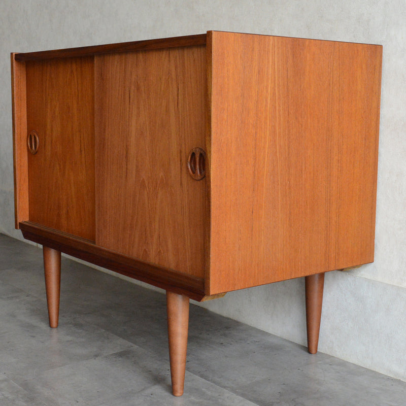 デンマーク ヴィンテージ  チーク キャビネット 5-133