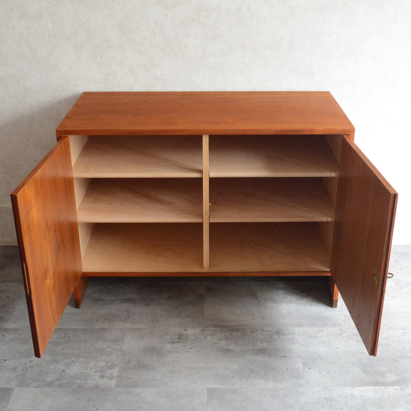 Hans J. Wegner　RY15キャビネット 5-143