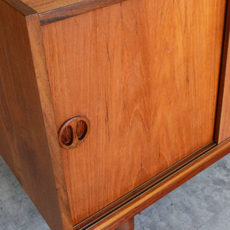 デンマーク ヴィンテージ  チーク キャビネット 5-133