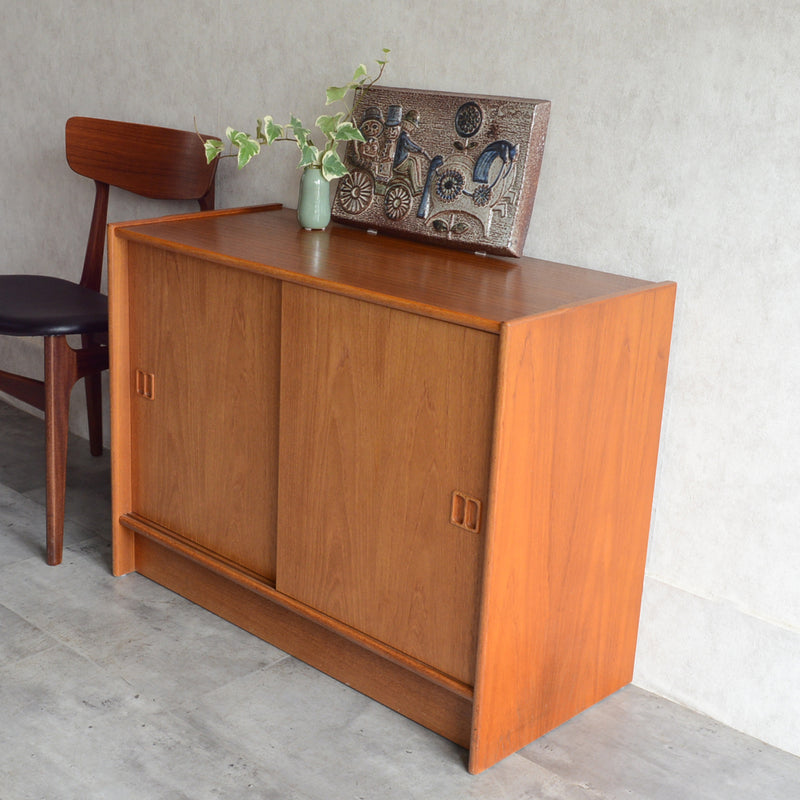 デンマーク ヴィンテージ　チーク キャビネット01